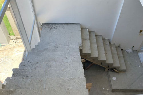 Escada de uma casa sendo construída