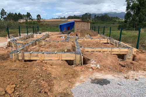 Terreno com uma construção sendo iniciada