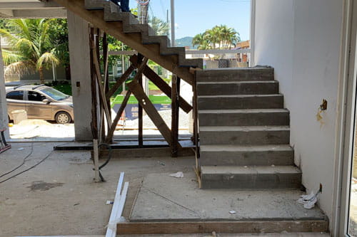 Escada de uma casa em construção